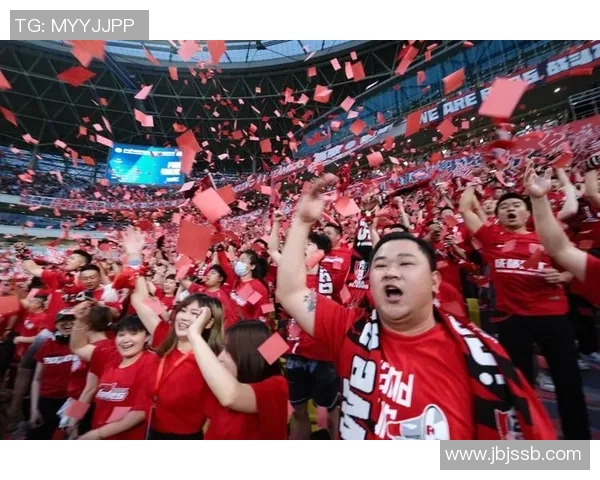 球迷与足球明星亲密合影瞬间展现热爱与激情的美好时刻 球迷与足球明星亲密合影瞬间展现热爱与激情的美好时刻