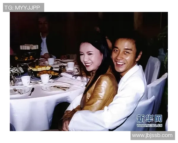 张国荣与足球明星亲密合影展现偶像魅力与运动精神的完美结合 张国荣与足球明星亲密合影展现偶像魅力与运动精神的完美结合